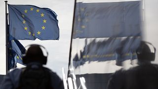 العالم الأوروبي أمام مقر المفوضية الأوروبية