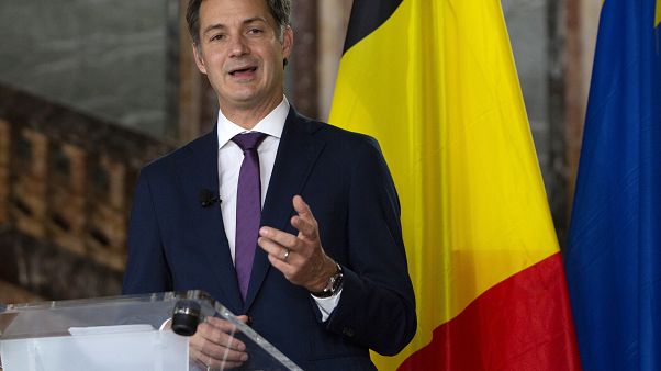 Seize mois après les élections, la Belgique a un nouveau Premier ministre, Alexander De Croo, un libéral flamand. Seize mois après les élections, la Belgique a un nouveau Premier ministre, Alexander De Croo, un libéral flamand.