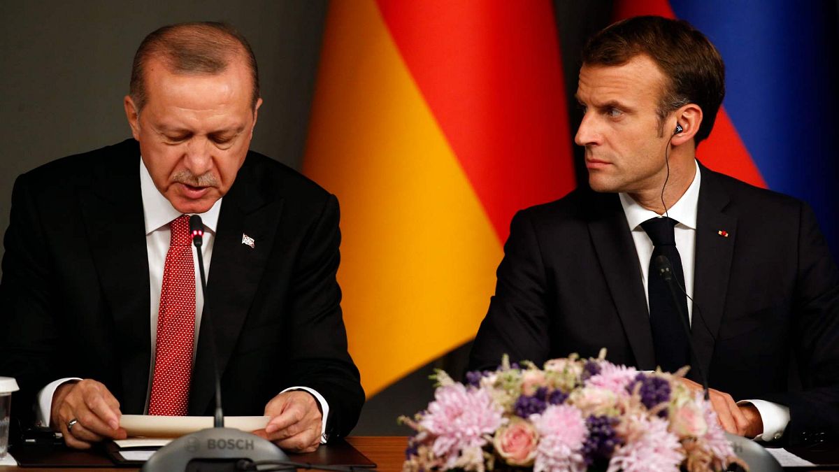 الرئيس التركي رجب طيب أردوغان يجلس أمام الرئيس الفرنسي إيمانويل ماكرون خلال مؤتمر صحفي عقب قمة بشأن سوريا، اسطنبول، السبت 27 أكتوبر 2018
