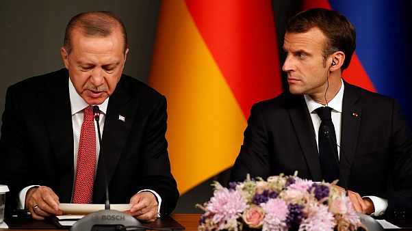 الرئيس التركي رجب طيب أردوغان يجلس أمام الرئيس الفرنسي إيمانويل ماكرون خلال مؤتمر صحفي عقب قمة بشأن سوريا، اسطنبول، السبت 27 أكتوبر 2018 الرئيس التركي رجب طيب أردوغان يجلس أمام الرئيس الفرنسي إيمانويل ماكرون خلال مؤتمر صحفي عقب قمة بشأن سوريا، اسطنبول، السبت 27 أكتوبر 2018