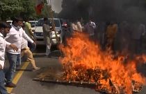 Demonstranten legen Feuer