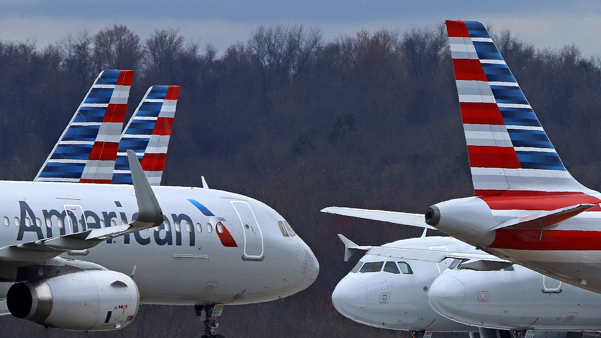 طائرات الخطوط الجوية الأمريكية في مطار بيتسبرغ الدولي.