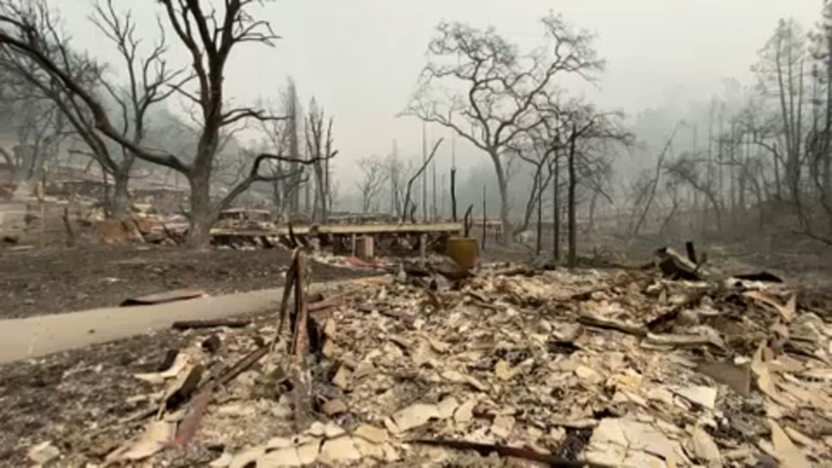 Tájkép a lángok eloltása után az amerikai Napa megyében