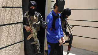 وحدة مكافحة الإرهاب، تعتقل رجلًا يشتبه في انتمائه إلى الدولة الإسلامية. 