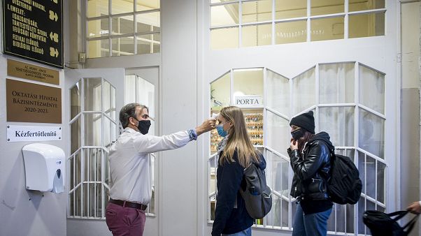 Lázmérés a a Kecskeméti Katona József Gimnázium bejáratában Lázmérés a a Kecskeméti Katona József Gimnázium bejáratában