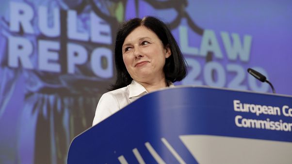 Věra Jourová a jogállamisági jelentés bemutatóján Brüsszelben 2020. szeptember 30-án Věra Jourová a jogállamisági jelentés bemutatóján Brüsszelben 2020. szeptember 30-án