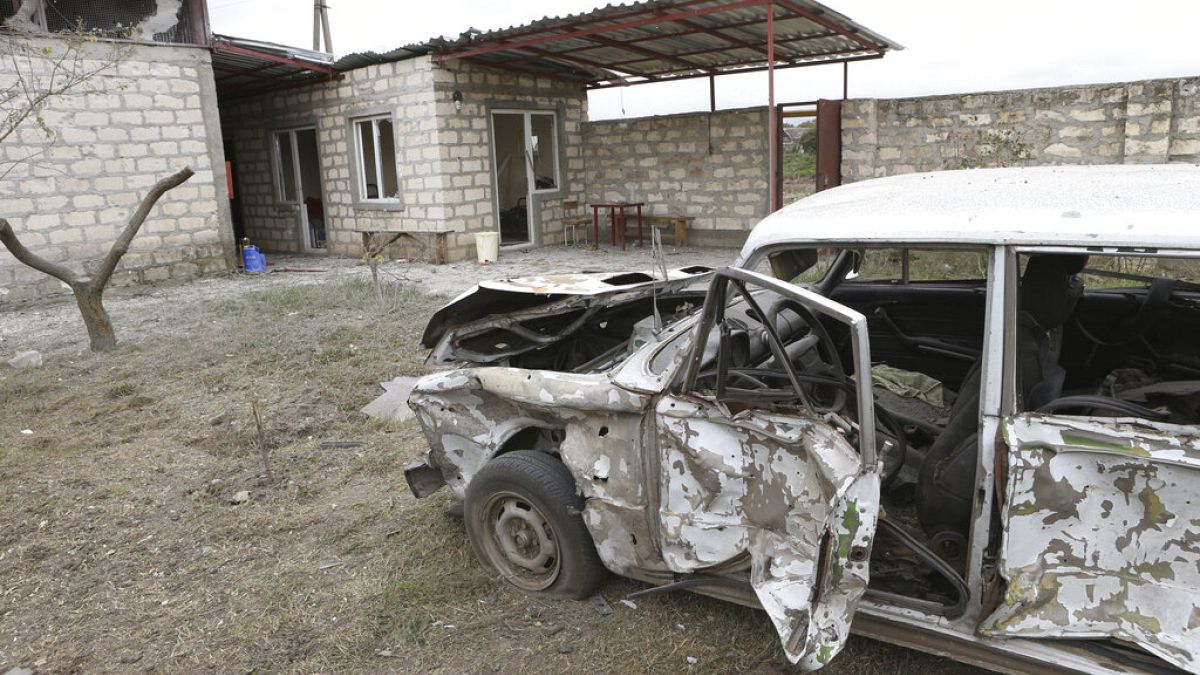 Une voiture qui aurait été détruite par une attaque d'artillerie, à Khojaly, dans la République autoproclamée du Haut-Karabakh, le 1er octobre 2020. 