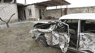 Une voiture qui aurait été détruite par une attaque d'artillerie, à Khojaly, dans la République autoproclamée du Haut-Karabakh, le 1er octobre 2020.