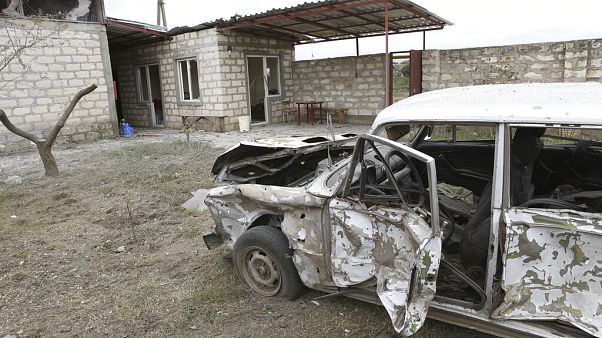 Une voiture qui aurait été détruite par une attaque d'artillerie, à Khojaly, dans la République autoproclamée du Haut-Karabakh, le 1er octobre 2020. Une voiture qui aurait été détruite par une attaque d'artillerie, à Khojaly, dans la République autoproclamée du Haut-Karabakh, le 1er octobre 2020.