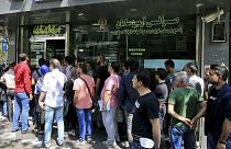 صف خرید ارز در مقابل صرافی، تهران، ایران