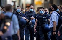 Polizisten mit Masken am Frankfurter Hauptbahnhof, 22.07.2020