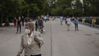 Un'anziana con la mascherina durante una passeggiata nel Parco del Retiro a Madrid, Spagna, lunedì 1 giugno 2020