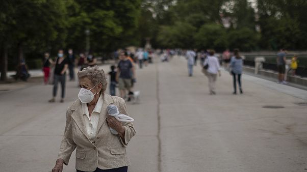 Un'anziana con la mascherina durante una passeggiata nel Parco del Retiro a Madrid, Spagna, lunedì 1 giugno 2020 Un'anziana con la mascherina durante una passeggiata nel Parco del Retiro a Madrid, Spagna, lunedì 1 giugno 2020