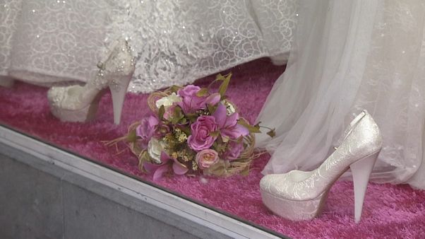 أضحى الزواج بالنسبة للبعض كابوسا، إذ ما تزال عذرية المرأة مطروحة في عديد الثقافات وشهادات طبية للعذرية يمنحها أطباء حتى في أوروبا. أضحى الزواج بالنسبة للبعض كابوسا، إذ ما تزال عذرية المرأة مطروحة في عديد الثقافات وشهادات طبية للعذرية يمنحها أطباء حتى في أوروبا.