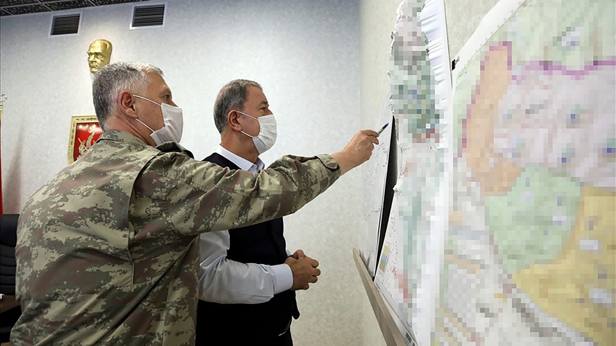 وزير الدفاع التركي خلوصي أكار (يمين) وهو ينظر إلى خريطة مع أعضاء قيادة القوات المسلحة التركية خلال اجتماع في مركز التحكم في أنقرة، 17 حزيران / يونيو 2020 