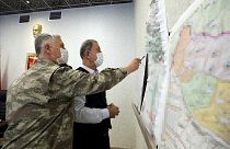 وزير الدفاع التركي خلوصي أكار (يمين) وهو ينظر إلى خريطة مع أعضاء قيادة القوات المسلحة التركية خلال اجتماع في مركز التحكم في أنقرة، 17 حزيران / يونيو 2020