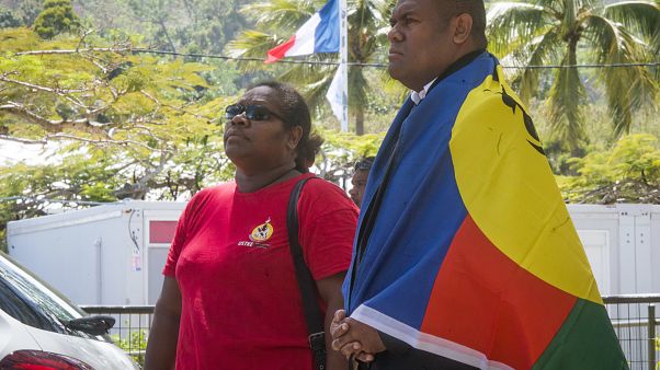 Le drapeau Kanak avec en arrière plan le drapeau français. Photo prise lors du référendum de 2018 Le drapeau Kanak avec en arrière plan le drapeau français. Photo prise lors du référendum de 2018