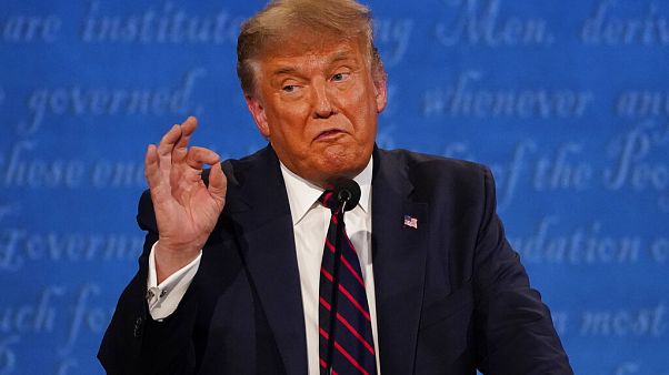 Donald Trump amerikai elnök gesztikulál Clevelandben 2020. szeptember 29-én Donald Trump amerikai elnök gesztikulál Clevelandben 2020. szeptember 29-én