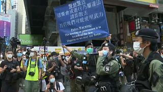 شاهد: الشرطة في هونغ كونغ تأمر المحتجين بمغادرة المنطقة التجارية