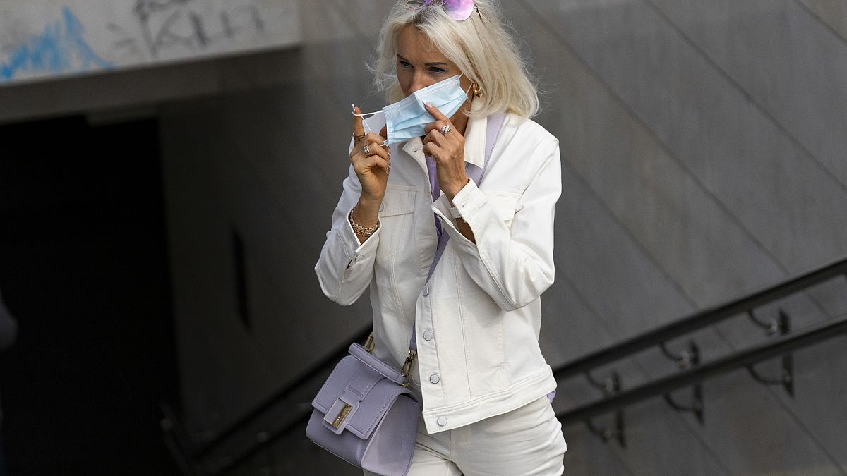 Женщина в маске в центре Москвы. 