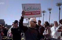 Un hombre porta un cartel con la leyenda "Latinos por Trump"