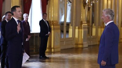 Le nouveau Premier ministre libéral flamand Alexander De Croo a prêté serment devant le roi Philippe jeudi 1er octobre 2020.