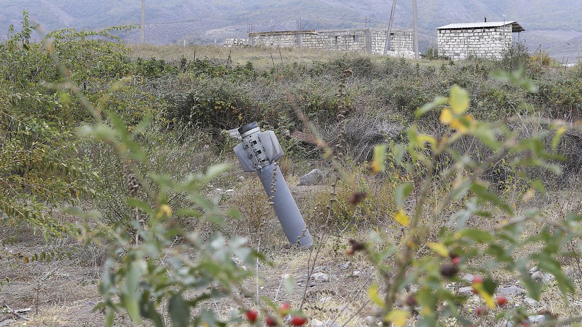 Неразорвавшийся снаряд рядом с населённым пунктом в Нагорном Карабахе