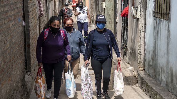 Frauen liefern Essensrationen in Buenos Aires Frauen liefern Essensrationen in Buenos Aires