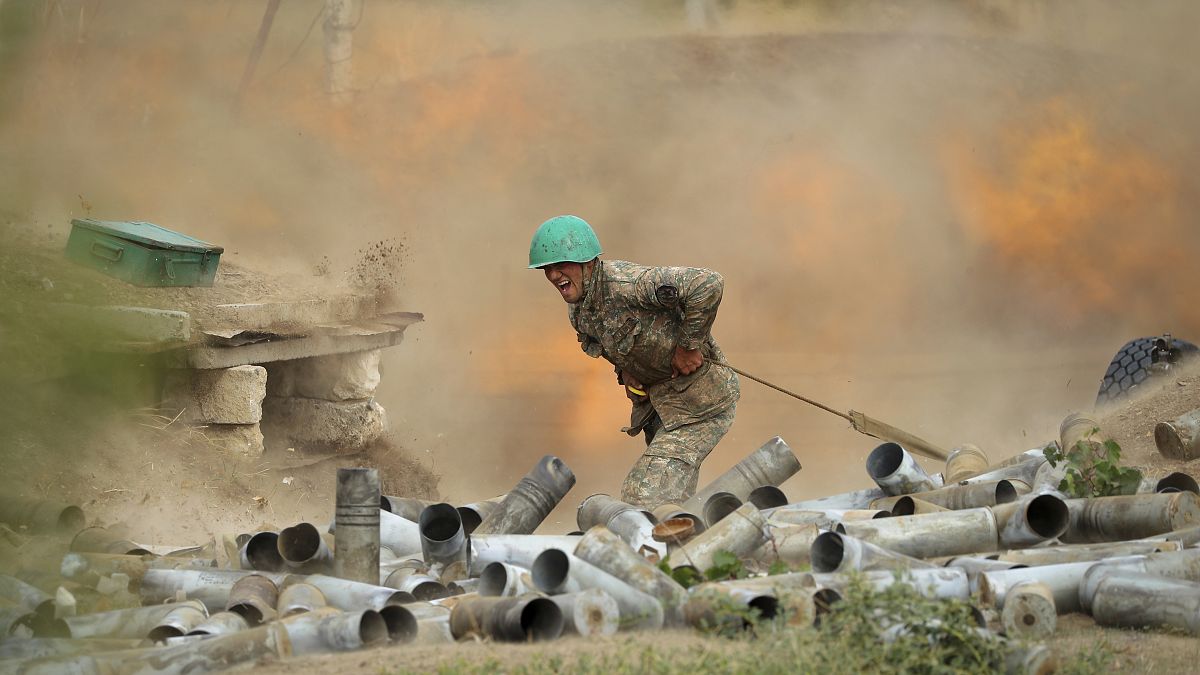 Az örmény védelmi minisztérium képe egy ágyút elsütő örmény katonáról