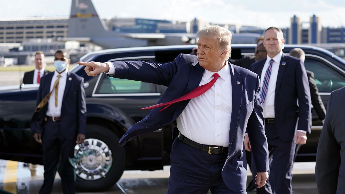ترامب لدى وصوله إلى مطار مينيابوليس في زيارة في 30 أيلول/سبتمبر