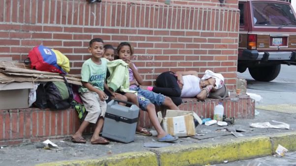 Una familia viviendo en las calles de Caracas Una familia viviendo en las calles de Caracas