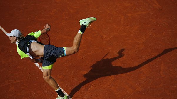 L'espoir canadien Denis Shapovalov effectue un service face à Roberto Carballes, à Roland Garros, Paris, le 1er octobre 2020 L'espoir canadien Denis Shapovalov effectue un service face à Roberto Carballes, à Roland Garros, Paris, le 1er octobre 2020