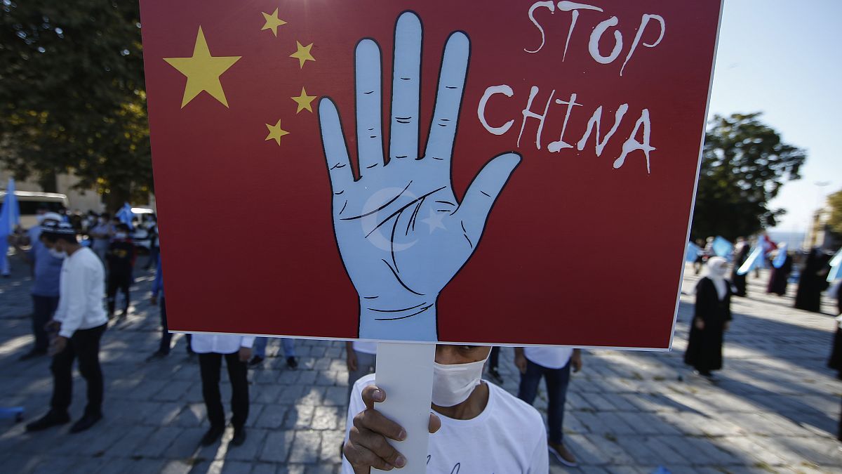 İstanbul Beyazıt Meydanı'nda toplanan Uygurlar, Çin'in Doğu Türkistan'daki faaliyetlerini protesto etti