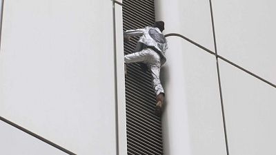 شاهد: "الرجل العنكبوت الفرنسي" يتسلق أعلى مبنى إداري في فرانكفورت