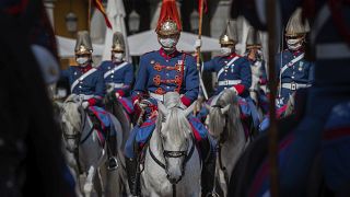 Des membres de la Garde royale espagnole portant des masques dans le centre-ville de Madrid, en Espagne, le mercredi 30 septembre 2020. 