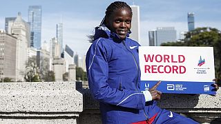 London Marathon: Kenyan champions Kosgei and Chepngetich face off