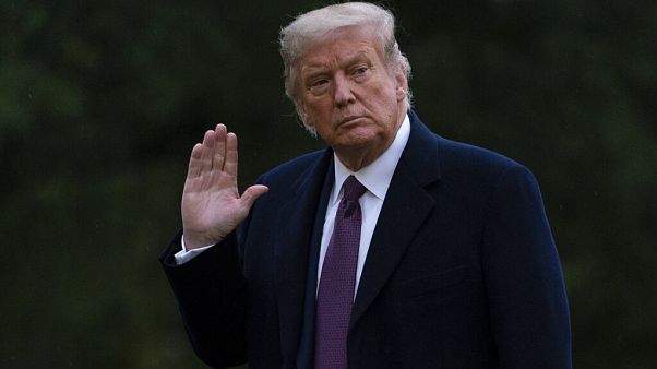 Donald Trump, esta quinta-feira, no regresso de uma ação de campanha antes de entrar em quarentena Donald Trump, esta quinta-feira, no regresso de uma ação de campanha antes de entrar em quarentena