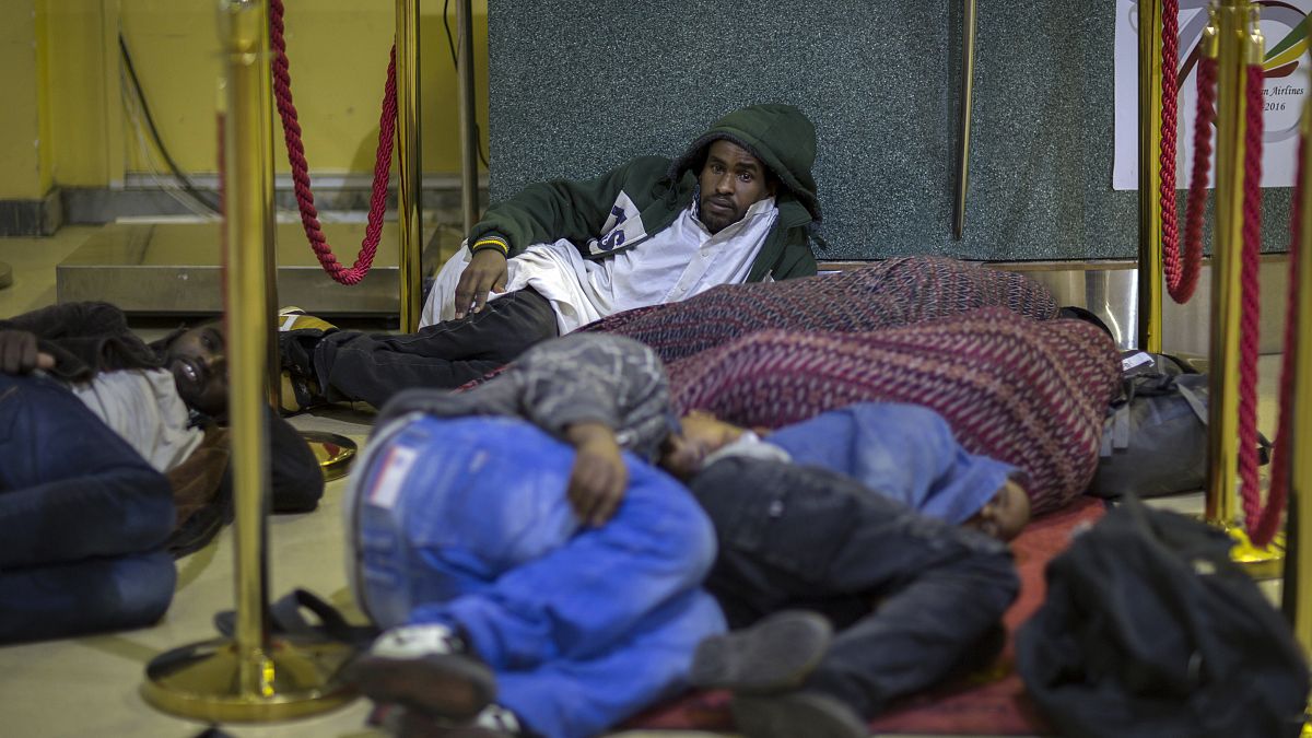 مهاجرون إثيوبيون ينامون على الأرض في مطار أديس أبابا بعد ترحليهم من السعودية (أرشيف)