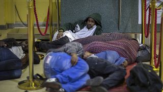 مهاجرون إثيوبيون ينامون على الأرض في مطار أديس أبابا بعد ترحليهم من السعودية (أرشيف)