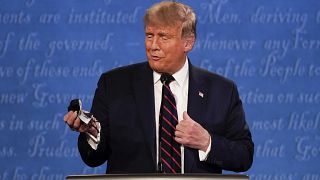 A kezében tartja maszkját Donald Trump 2020. szeptember 9-én az elnökjelöltek vitája alatt