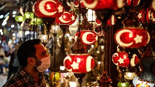 Un cliente al Gran Bazaar di Istanbul