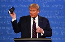 Trump muestra su mascarilla durante el debate presidencial