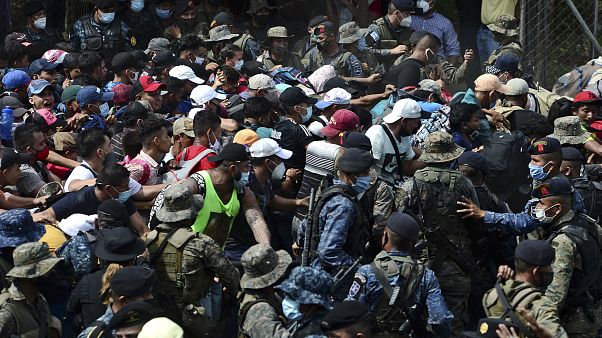 Los migrantes hondureños fuerzan el cordón de policías y militares en la frontera Los migrantes hondureños fuerzan el cordón de policías y militares en la frontera
