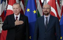 رئيس المجلس الأوروبي شارل ميشال والرئيس التركي رجب طيب أردوغان داخل مبنى المجلس الأوروبي في بروكسل/9 مارس 2020.