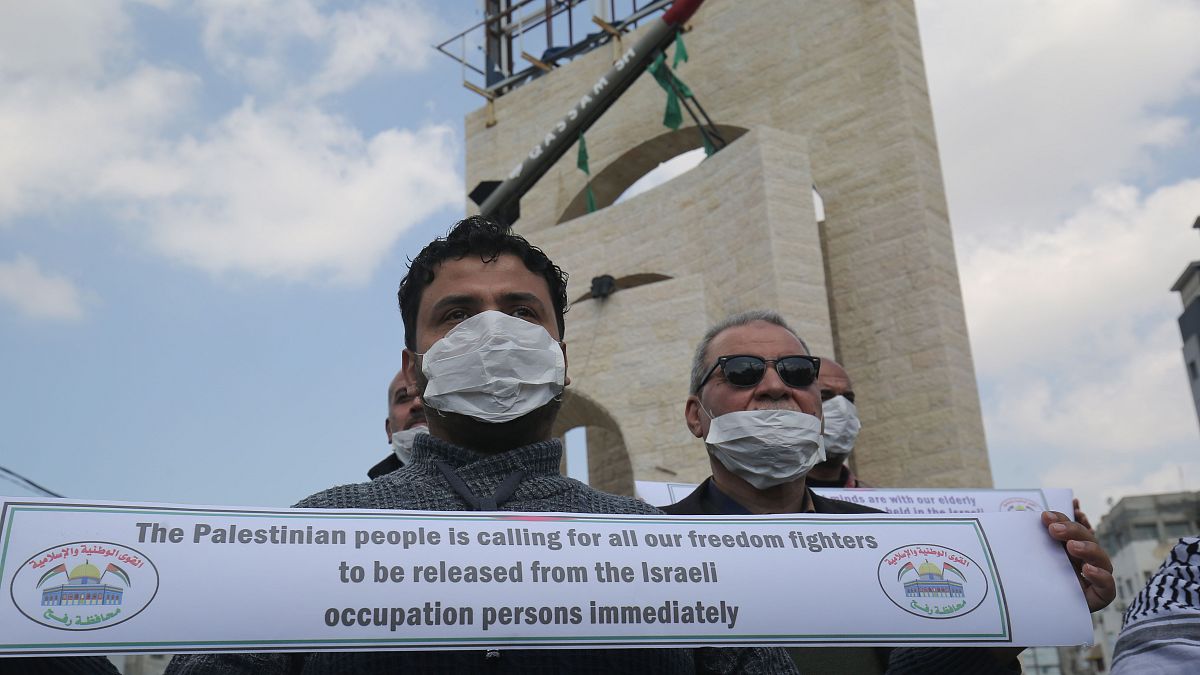 من وقفة احتجاجية خارج أحد السجون الإسرائيلية للإفراج عن الأسرى
