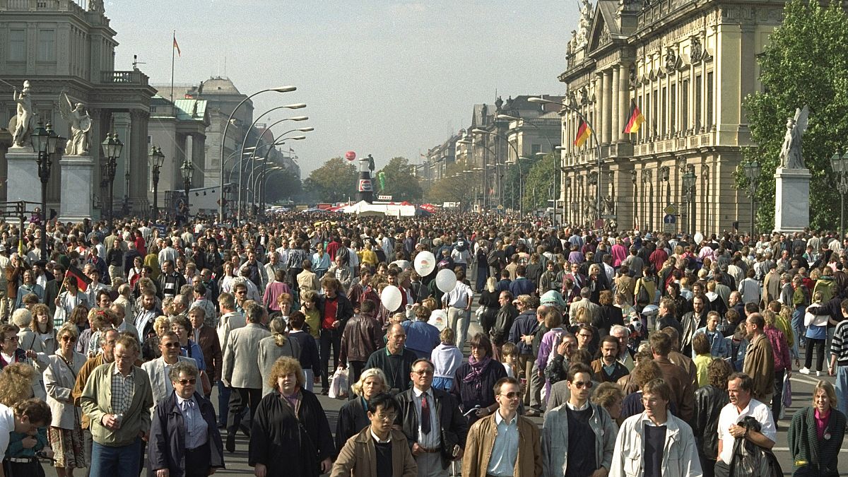 الالمان يتجولون في شارع أنتر درلندن في الجزء الشرقي من برلين احتفالا بوحدة البلاد. 1990/10/03