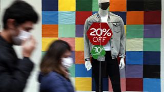 Gli sconti non bastano a convincere i consumatori. H&M vira sul web e chiude altri 250 punti vendita