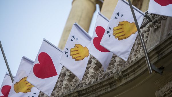 Installáció a Pécsi Nemzeti Színház homlokzatán 2020. április 9-én Installáció a Pécsi Nemzeti Színház homlokzatán 2020. április 9-én