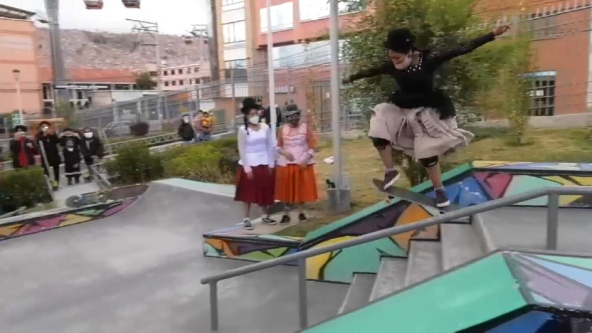 Jóvenes aymaras patinando con sus monopatines en La Paz