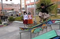 Jóvenes aymaras patinando con sus monopatines en La Paz